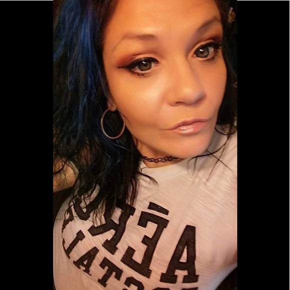 Meet your Posher, Courtnie Teal.....goes by Teal. - Picture 4 of 8